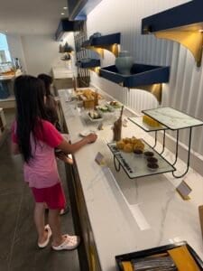 Ontbijtbuffet in het hotel in Bandung