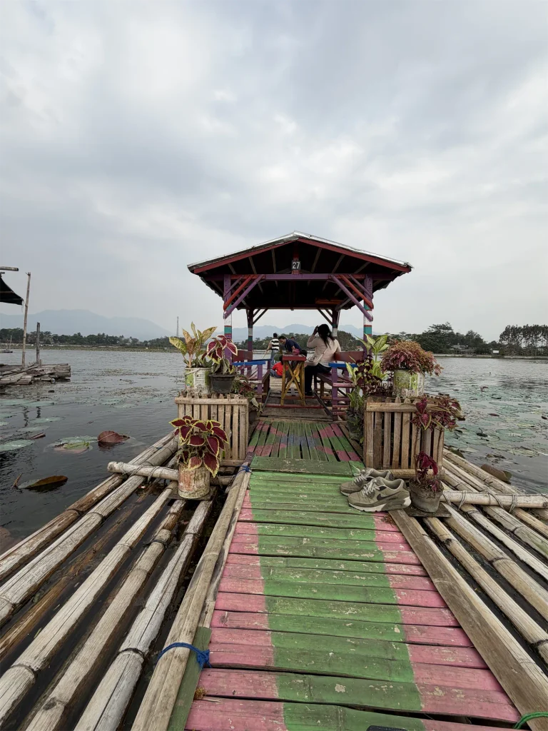 Bamboevlot op het meer Situ Bagendit bij Garut