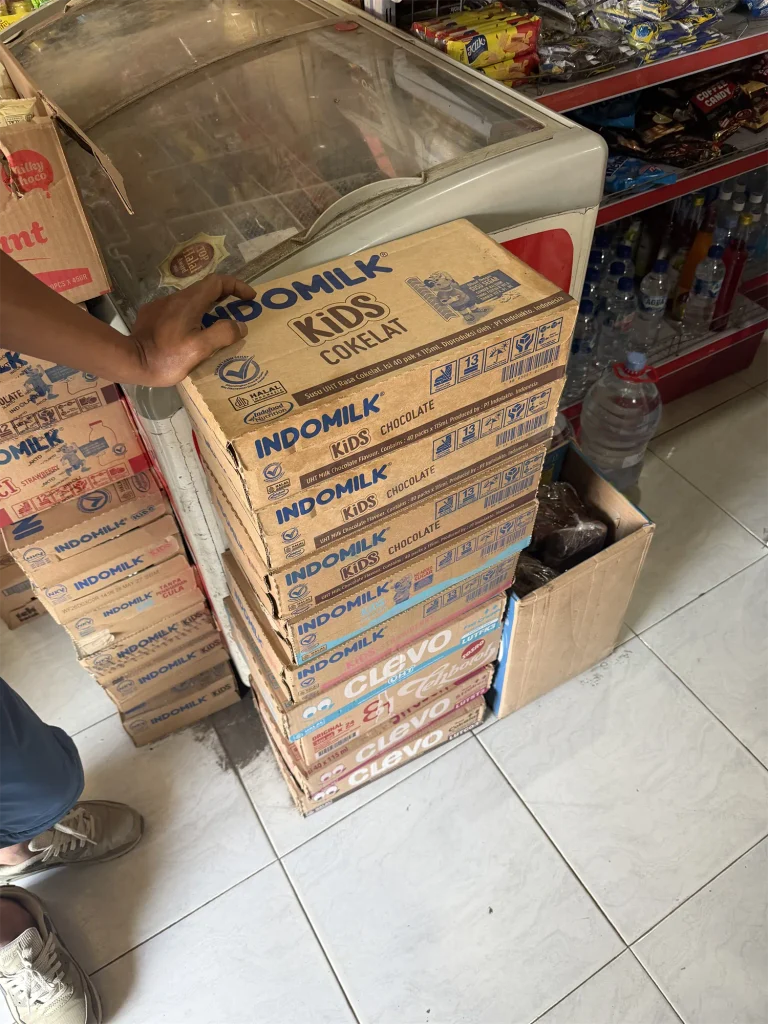 Gestapelde dozen Indomilk Kids-melkdrankjes in een winkel