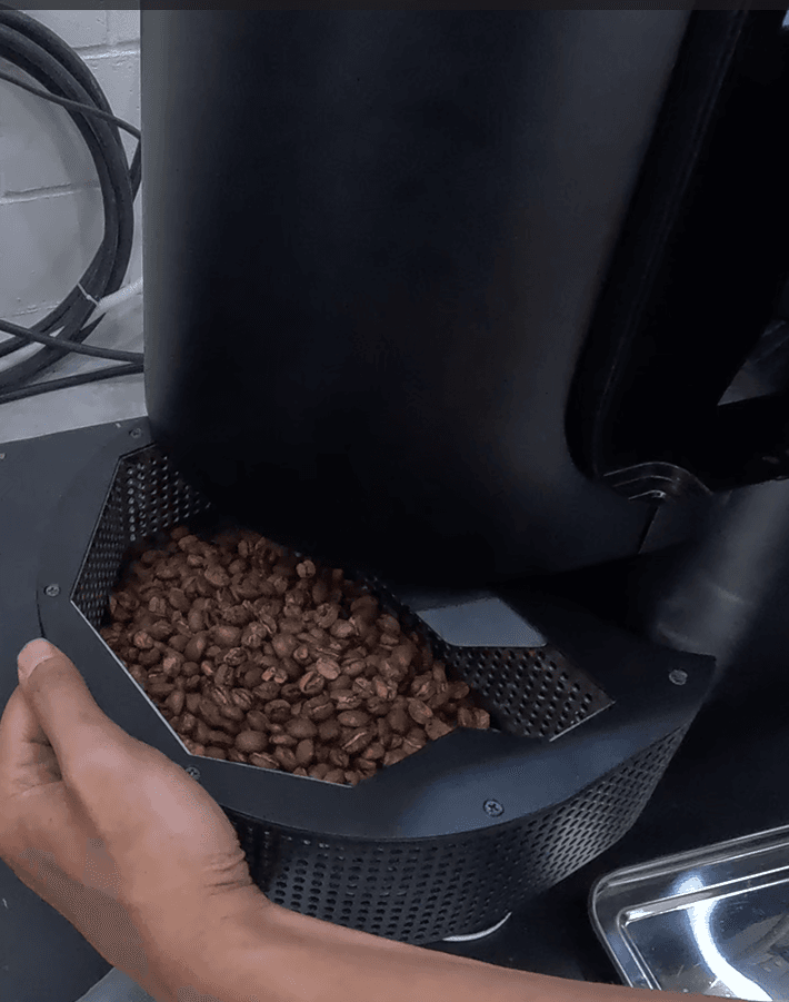 Koffiebonen in de brander van de koffiebranderij Karlina Roastery