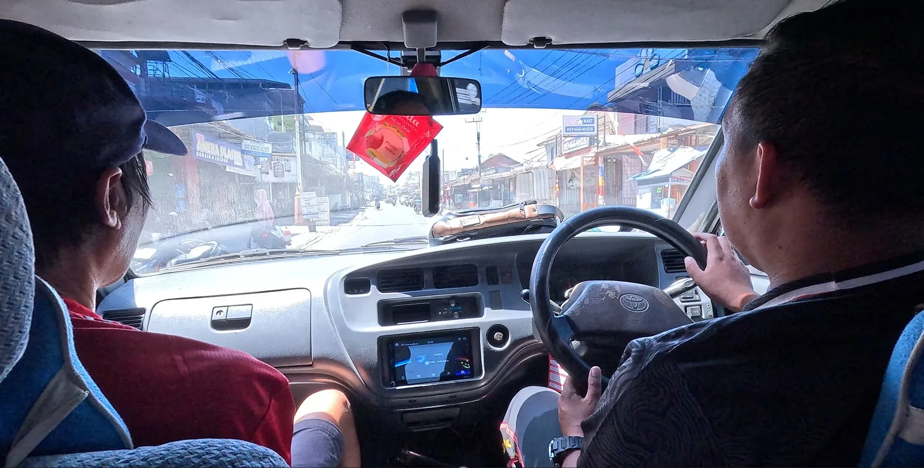Uitzicht vanuit de auto op de weg naar Zuid-Garut