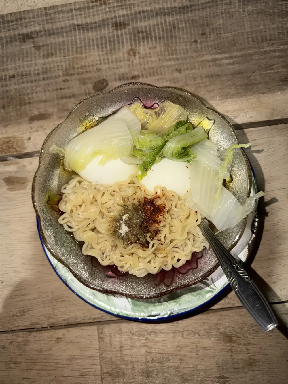 Kom bamisoep met ei en Chinese kool