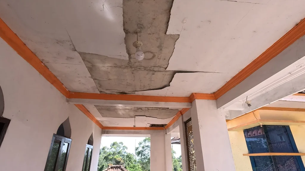 Vervallen plafond van de moskee in het dorp bij Garut