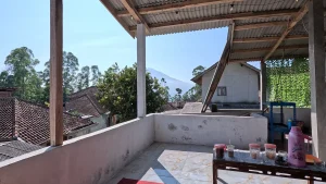 Terras met uitzicht op de vulkaan Cikuray bij Garut
