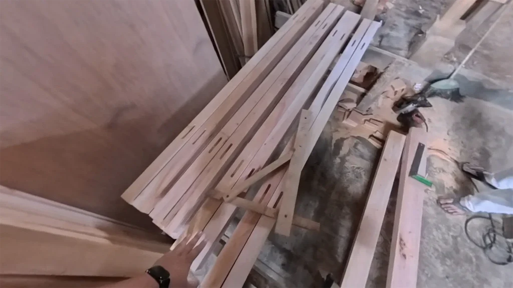 Houten planken die de timmerman heeft voorbereid voor de bedden
