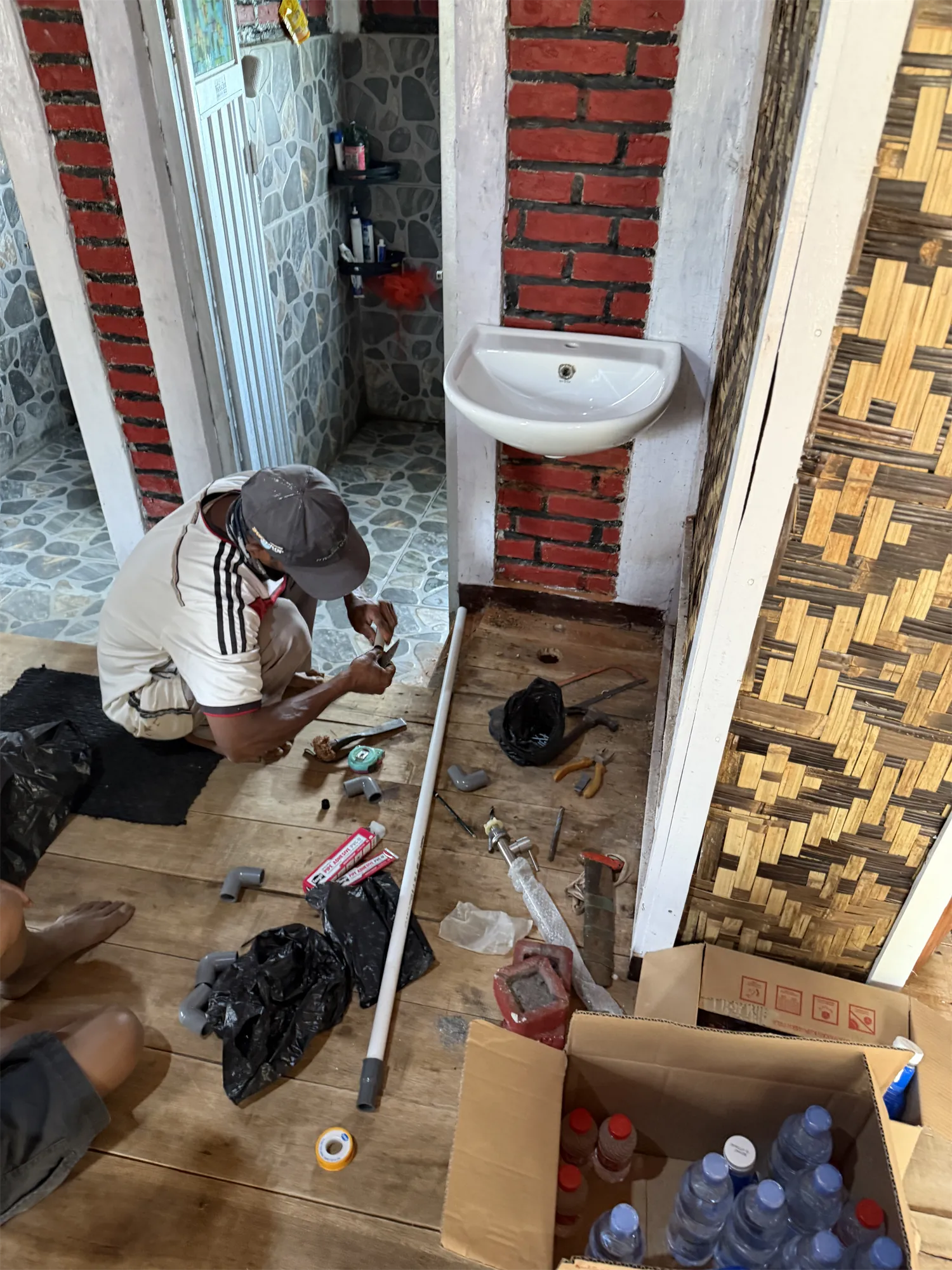 Aannemers werken verder aan de herstelde muur van het opvanghuis