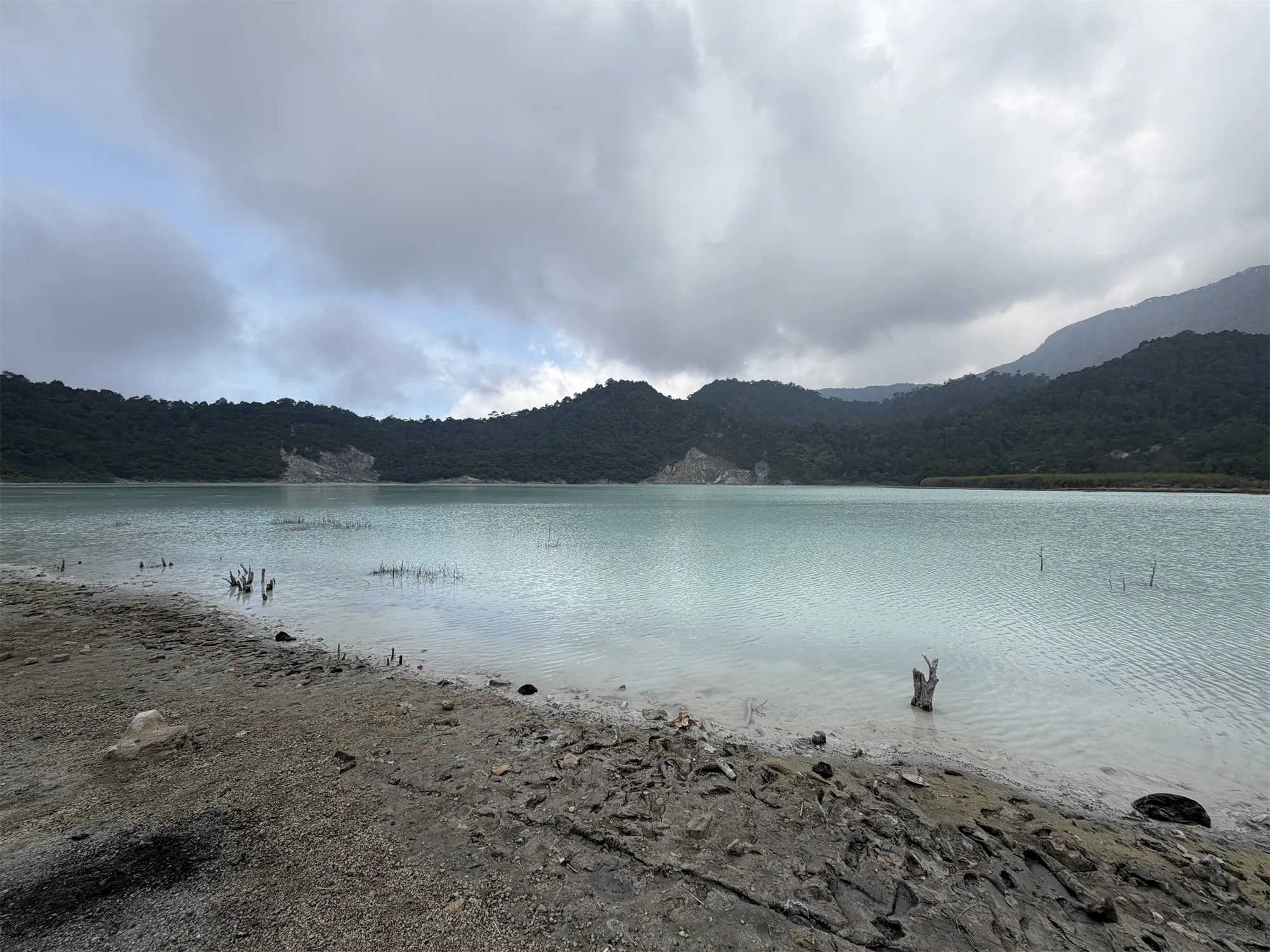 Het melkachtig lichtblauwe kratermeer Talaga Bodas tussen de beboste bergen