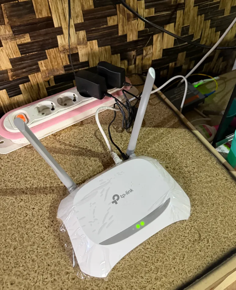 Wit modem met twee antennes op een tafel in het opvanghuis